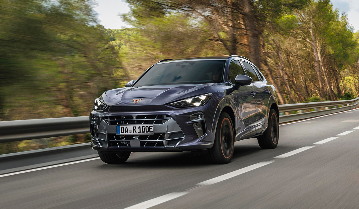 CUPRA Formentor fährt auf einer verschneiten Landstraße mit eingeschaltetem Tagfahrlicht